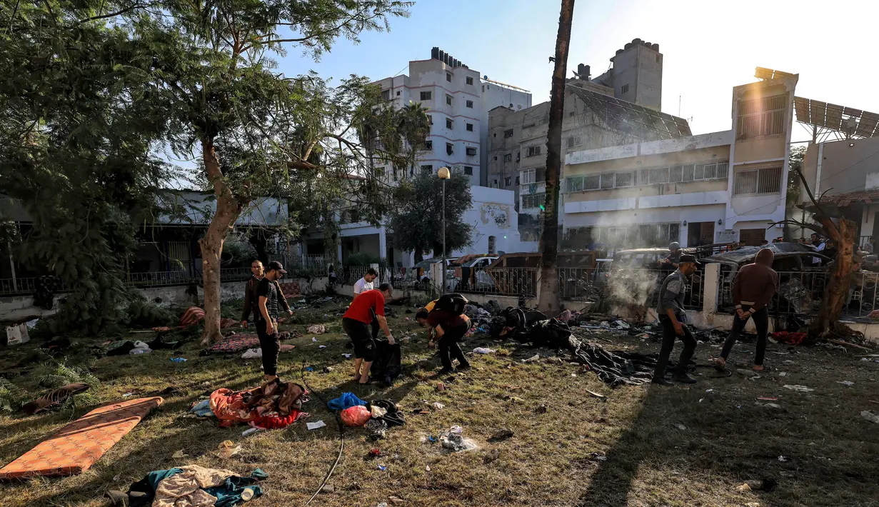 Tempat itu penuh dengan orang-orang yang terluka dalam serangan Israel, serta warga sipil yang mencari perlindungan. (MAHMUD HAMS/AFP)