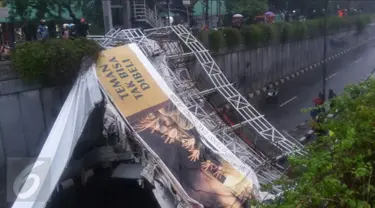 Sebuah jembatan penyeberangan orang (JPO) tepat di atas underpass Pasar Minggu, Jakarta Selatan roboh, Sabtu (24/9). Akun Twitter TMC Polda Metro Jaya jembatan rubuh sekitar pukul 15.30 WIB. (Istimewa)