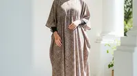 9 Model Gamis yang Menyamarkan Perut Buncit, Tampil Percaya Diri