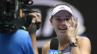 Caroline Wozniacki menghapus air mata usai kekalahan dari Ons Jabeur di babak ketiga Australia Terbuka 2020. Dia pensiun usai turnamen ini. (AP Photo/Andy Brownbill)