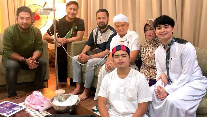 Arie Untung dan Teuku Wisnu menjenguk Ustaz Arifin Ilham. (Instagram @ariekuntung)