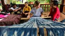Seorang siswi belajar menenun di Jakarta Intercultural School (JIS) Pondok Indah, Jakarta (24/10). Kegiatan tersebut dalam rangka Cultural Week jelang peringatan Sumpah Pemuda 28 Oktober. (Liputan6.com/Fery Pradolo)