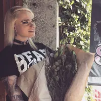 Di Indonesia, ganja masih ilegal. Di negara ini malah ada layanan antar. (Via: boredpanda.com)