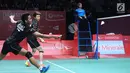 Tontowi Ahmad/Liliyana Natsir mengembalikan kok ke arah Zhang Nan/ LIU Xuanxuan (China) di perempat final Indonesia Masters 2018 di Istora Senayan, Jumat (26/1). Tontowi/Liliyana unggul 21-18 21-19. (Liputan6.com/Helmi Fithriansyah)