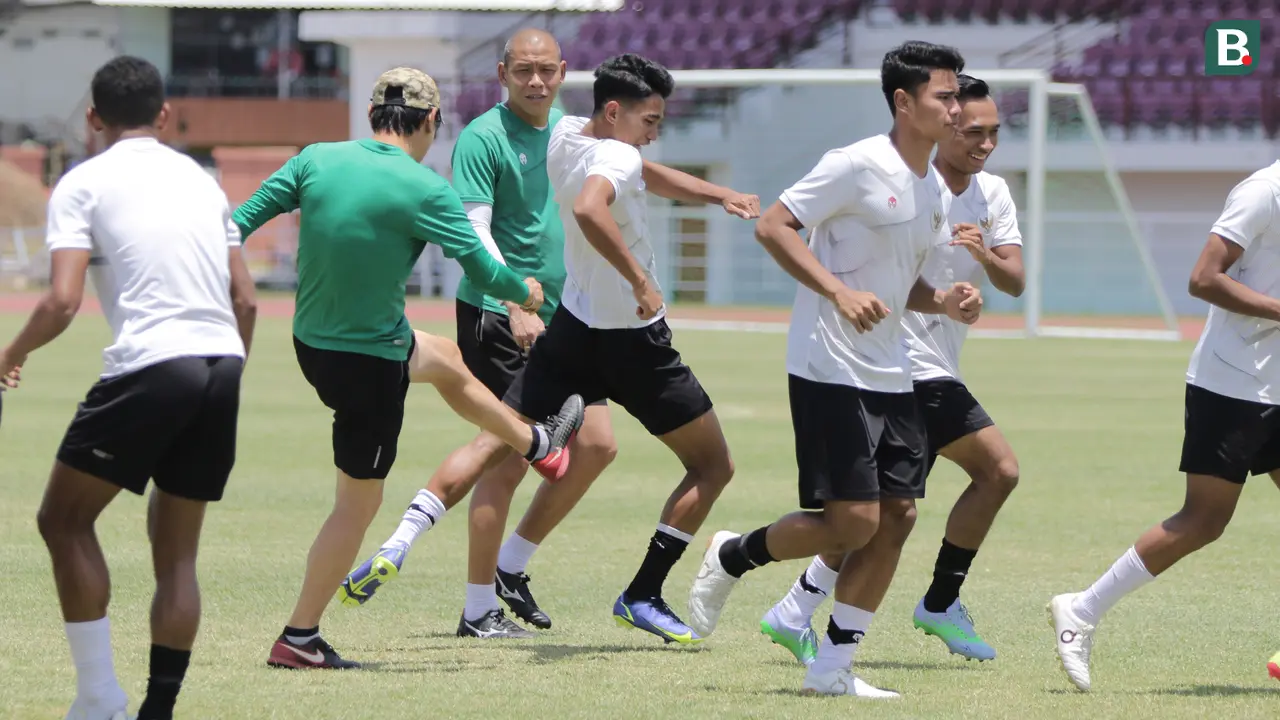 Foto: Timnas Indonesia U-20 Latihan Dibawah Sinar Terik, Marselino Ferdinan Kena Tendang Shin Tae-yong