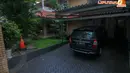 Sebuah kendaraan jenis minibus juga terlihat terparkir di garasi kediaman Hadi Poernomo, Selasa (22/4/2014). (Liputan6.com/Faizal Fanani)