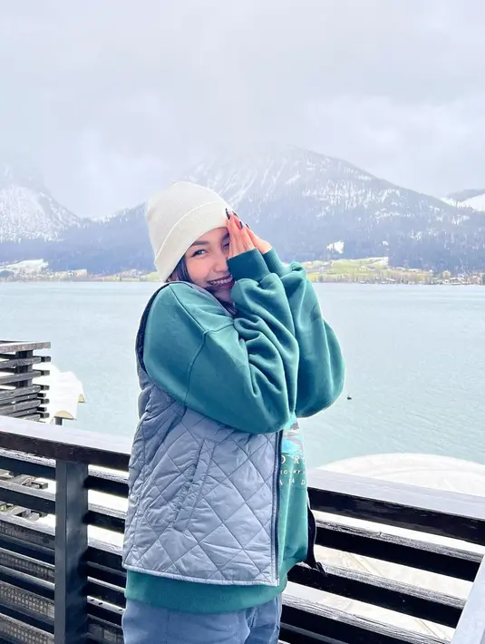 Di Austria, Ayu Ting Ting tampil stylish dengan gaya jalanan. [@ayutingting92].