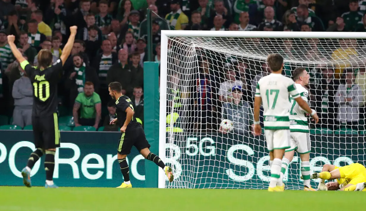 Pemain Real Madrid Eden Hazard (tengah) melakukan selebrasi usai mencetak gol ke gawang Celtic pada pertandingan sepak bola Grup F Liga Champions di Celtic Park, Glasgow, Skotlandia, 6 September 2022. Real Madrid mengalahkan Celtic dengan skor 3-0. (AP Photo/Scott Heppell)
