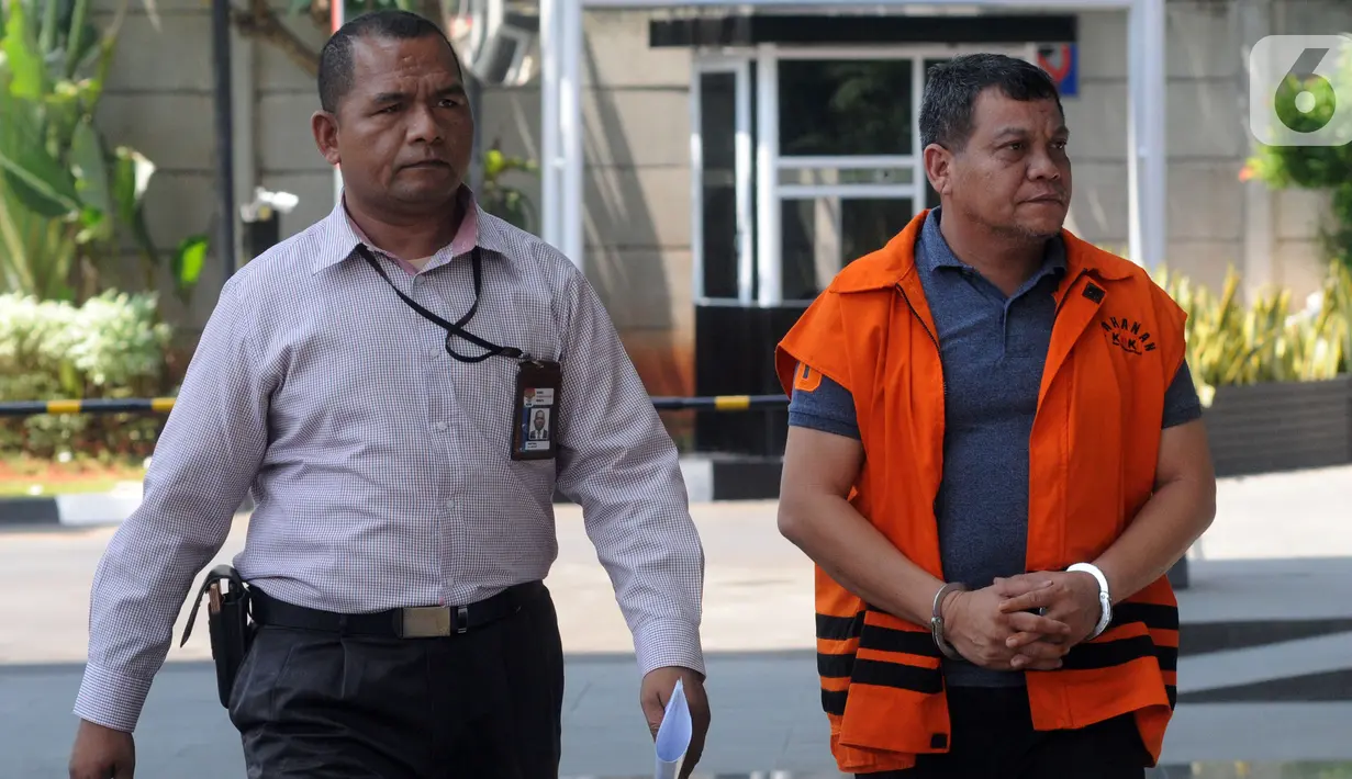 Kepala Dinas PUPR Kota Medan Isa Ansyari bersiap menjalani pemeriksaan perdana di gedung KPK, Jakarta, Selasa (22/10/2019). Isa Ansyari diperiksa sebagai tersangka dalam kasus suap terkait proyek dan jabatan pada Pemerintah Kota Medan tahun 2019. (merdeka.com/Dwi Narwoko)