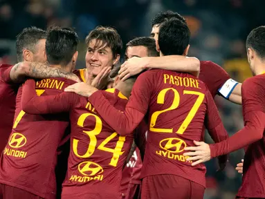 Pemain AS Roma, Patrik Schick (ketiga kiri) memeluk rekan setimnya usai membobol gawang Virtus Entella dalam Coppa Italia di Stadion Olimpico, Roma, Italia, Senin (14/1). Roma menang 4-0 dan melaju ke perempat final. (Maurizio Brambatti/ANSA via AP)