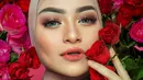 <p>Potret terbaru Nathalie Holscher menampilkan dirinya yang sangat cantik. Dalam makeup bold bernuansa hangat dengan warna oranye dan cokelat muda yang sangat pas untuk tone kulitnya, Nathalie berpose cantik di antara dekorasi bunga mawar mewah yang menambah kesan dramatis pada penampilannya. Foto: Instagram.</p>