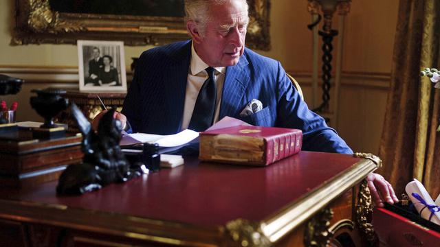 Raja Charles III di ruang kerjanya. (Foto: (Victoria Jones/PA via AP)