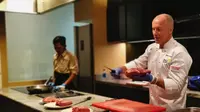 Pemotong daging profesional asal Australia, David Carew menunjukkan cara mengolah daging sapi Hollstein. (dok. PT GPW/Dinny Mutiah)