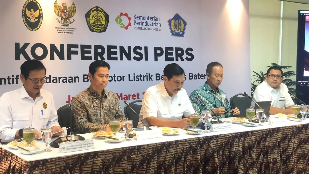 Pengumuman resmi mengenai subsidi atau insentif Kendaraan Bermotor Listrik Berbasis Baterai (motor listrik dan mobil listrik) dilakukan oleh Menko Luhut Binsar Pandjaitan dan Menperin Agus Gumiwang Sasmita. (Tira/Liputan6.com)