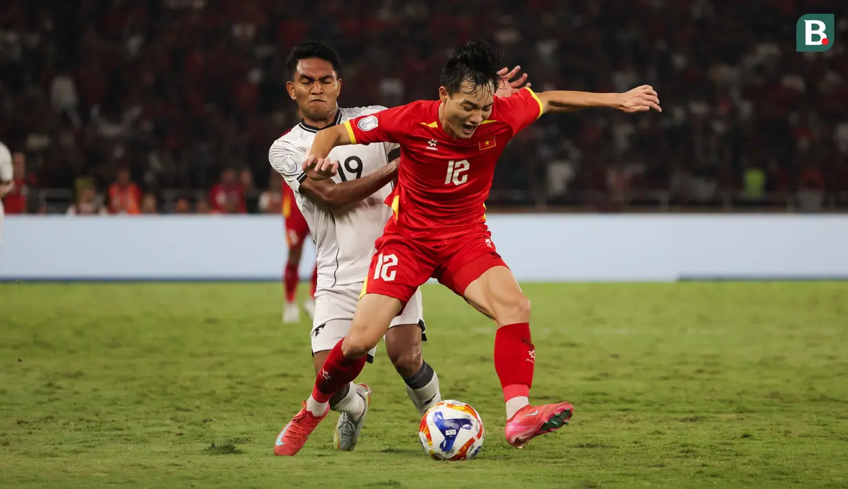 Frengky Missa (kiri) mencoba merebut bola dari pemain Vietnam, Xuan Bac Nguyen (kanan) pada final Piala AFF U-23 2025 antara Indonesia U-23 vs Vietnam yang berlansung di Stadion Utama Gelora Bung Karno, Selasa (29/7/2025) malam WIB.