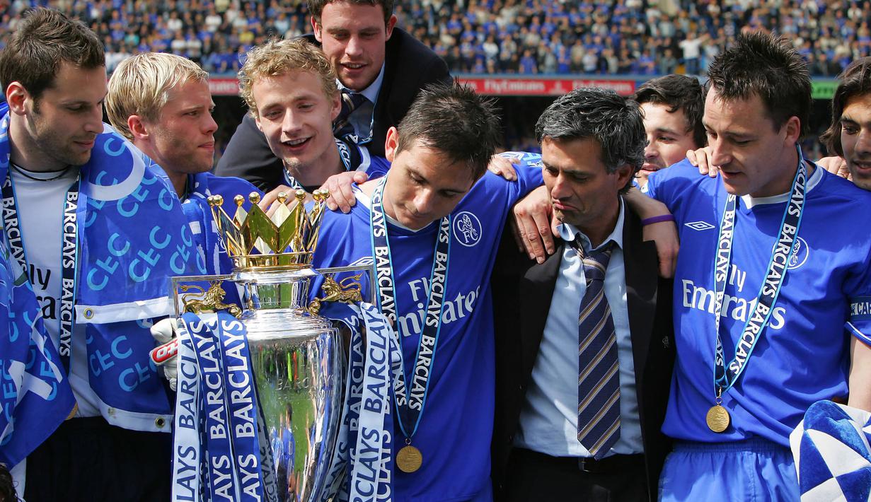 Chelsea. Jose Mourinho mulai menangani Chelsea di periode pertamanya pada awal musim 2004/2005 usai meninggalkan Porto. Selama hampir 3,5 musim membesut Chelsea, ia berhasil mempersembahkan gelar juara Liga Inggris pada musim debutnya di 2004/2005 dan kembali mempertahankannya di musim berikutnya. Gelar pertamanya bersama Chelsea berjarak 50 tahun dengan gelar yang terakhir diraih The Blues pada musim 1954/1955. (AFP/Adrian Dennis)
