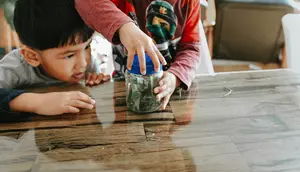 Ajarkan Anak Mengatur Uang Sejak Dini, Mulai dari Bedakan Kebutuhan dan Keinginan