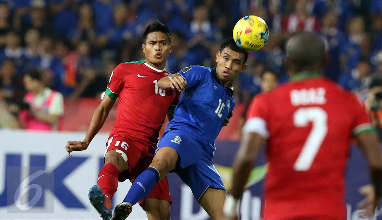 Bek Timnas Indonesia, Fachruddin (kiri) berebut bola dengan Teerasil Dangda (Thailand) saat laga final kedua Piala AFF 2016 di Rajamangala National Stadium, Bangkok, Sabtu (17/12). Thailand menang 2-0 atas Indonesia. (Liputan6.com/Helmi Fithriansyah)