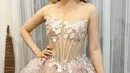 Natasha Wilona tampil cantik mengenakan corset tulle dress dengan aksen bunga 3D [@bellyiverzon]