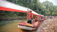 HUT ke-79 RI, Pertamina Bersihkan Sungai Ciliwung dan Kibarkan Bendera 79 Meter