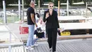 Greta Gerwig melambaikan tangan saat tiba untuk sesi pemotretan film 'White Noise' selama Festival Film Venesia edisi ke-79 di Venesia, Italia, Rabu (31/8/2022). Perempuan kelahiran 4 Agustus 1983 ini terlihat begitu antusias saat menghadiri festival ini.  (Photo by Vianney Le Caer/Invision/AP)