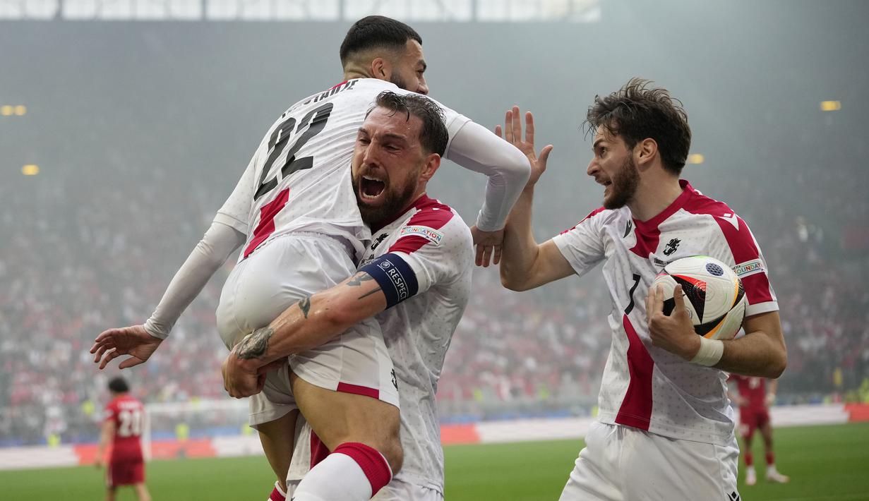 Selebrasi para pemain Timnas Georgia merayakan gol penyeimbang 1-1 ke gawang Timnas Turki yang dicetak Georges Mikautadze (kiri) pada laga matchday pertama Grup F Euro 2024 di Westfalenstadion, Dortmund, Jerman, Selasa (18/6/2024). (AP Photo/Alessandra Tarantino)