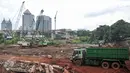 Suasana pembangunan jalan Tol Depok-Antasari (Desari) di Jalan TB Simatupang, Jakarta, Kamis (13/10). Jalan Tol sepanjang 21 km ini diprediksi akan rampung pada 2018 mendatang. (Liputan6.com/Yoppy Renato)