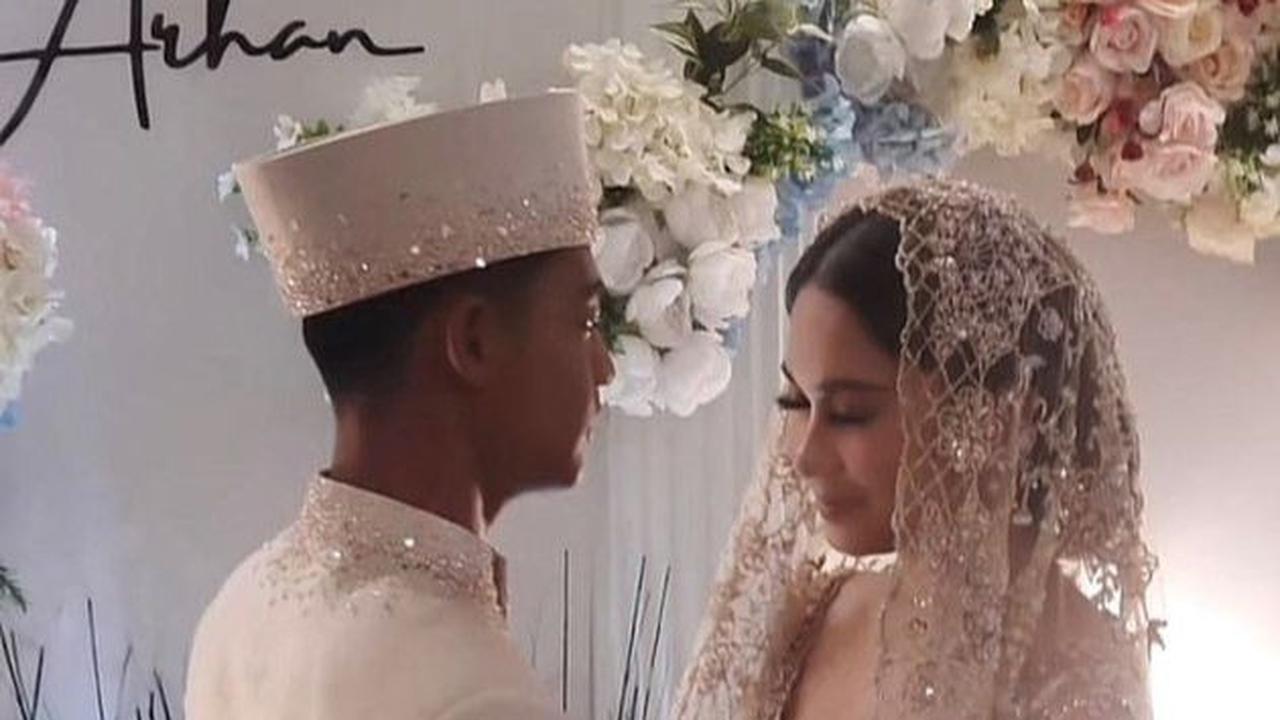 Andre Rosiade, ayah dari Azizah Salsha mengucapkan rasa syukur. Acara akad nkah berlangsung khidmat.