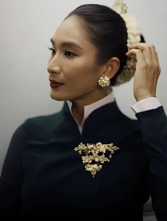 Happy Salma juga tampak menawan dalam balutan kebaya Janggan. Ia hadir dengan nuansa bagai ningrat disertai konde melati yang menawan. [Foto: Instagram/ Happy Salma]