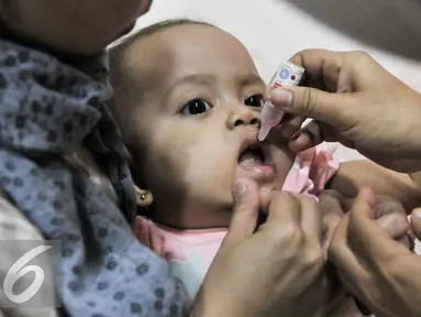 Balita diberikan vaksinasi ulang di RS Polri Kramatjati, Jakarta Timur (21/7). RS Polri Kramatjati buka posko pelayan vaksinasi ulang untuk warga. (Liputan6.com/Yoppy Renato)