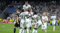 Para pemain Real Madrid merayakan gol Federico Valverde (kedua dari kiri) dalam pertandingan Grup F Liga Champions melawan RB Leipzig di Santiago Bernabeu, Madrid, Spanyol, Kamis (15/9/2022) dini hari WIB. Real Madrid menang 2-0. (AP Photo/Manu Fernandez)