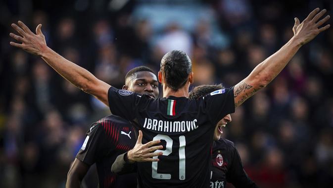 Penyerang AC Milan, Zlatan Ibrahimovic berselebrasi dengan rekan-rekannya usai mencetak gol ke gawang Cagliari pada pertandingan Liga Serie A Italia di Sardegna Arena (11/1/2020). Ibrahimovic mencetak gol dimenit ke-64 dan merupakan gol perdananya di AC Milan musim ini. (Spada(/LaPresse via AP)