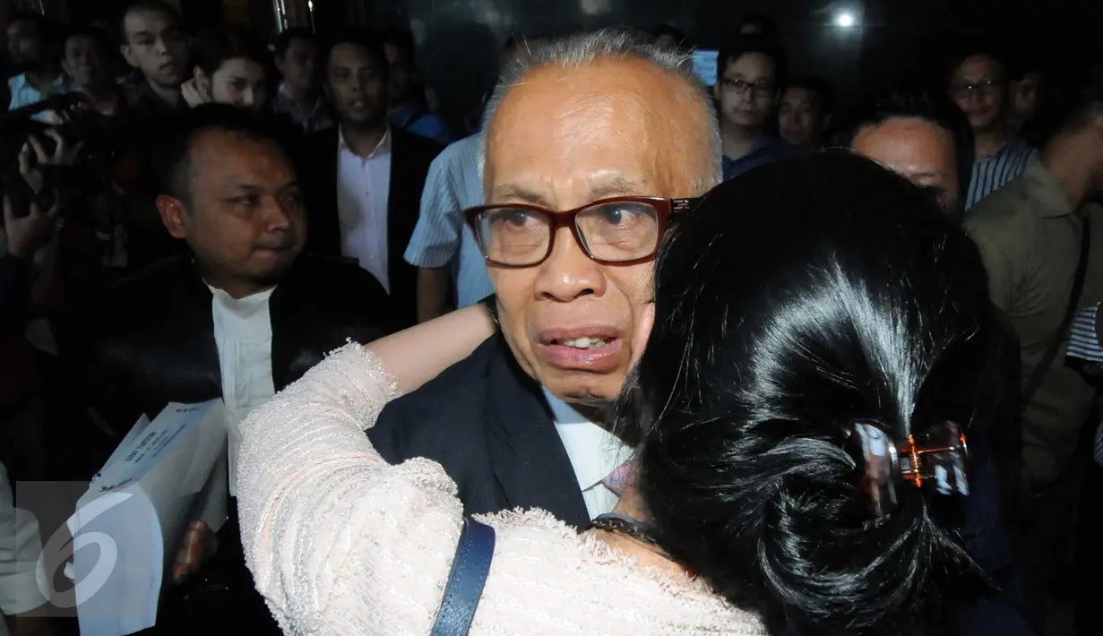 Keluarga memeluk OC Kaligis usai sidang pembacaan tuntutan di Pengadilan Tipikor, Jakarta, Rabu (18/11/2015). JPU KPK menuntut Kaligis dengan pidana 10 tahun penjara dan denda sebesar Rp500 juta subsider 4 bulan kurungan. (Liputan6.com/Helmi Afandi) 