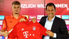 Gelandang baru Bayern Munchen, Mickael Cuisance foto bersama direktur olahraga  Hasan Salihamidzic selama presentasi dirinya di Munich, Jerman (20/8/2019). Mickael Cuisance  dibeli Munchen dari Borussia Monchengladbach. (AFP Photo/Pool/Alexander Hassenstein)