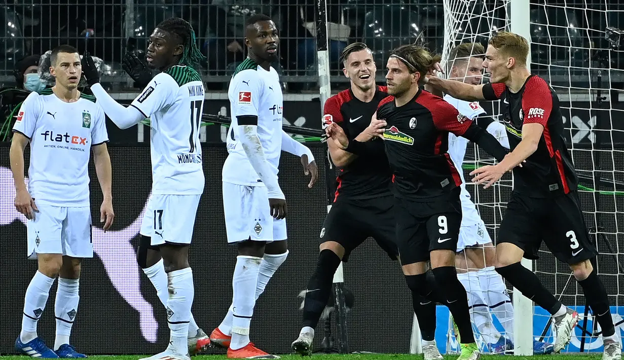 SC Freiburg. Musim 2020/2021 SC Freiburg hanya menempati posisi ke-10 di klasemen akhir Liga Jerman. Namun di akhir musim 2021/2022 lalu tim asuhan Christian Streich ini mampu bercokol di posisi ke-6 dan berhak mendapat tiket berlaga di Liga Europa 2022/2023. SC Freiburg langsung tancap gas di pekan-pekan awal dan mulai bersaing di papan atas saat menang 2-1 atas Borussia Dortmund di pekan ke-2. Salah satu kemenangan mengejutkan adalah saat menang 6-0 atas Borussia Monchengladbach di pekan ke-14 (5/12/2021). SC Freiburg juga hampir menjuarai DFB Pokal 2021/2022 usai kalah adu penalti atas RB Leipzig di laga final (21/5/2022). (AFP/Ina Fassbender)