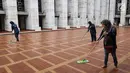 Tiga pekerja wanitaj membersihkan lantai dalam rangka program Ramadan Tanpa Batas di Masjid Istiqlal, Jakarta, Kamis (15/06). Sebanyak 150 mitra Go-Clean dan driver Go-Jek bergotong royong membersihkan masjid. (Liputan6.com/Fery Pradolo)