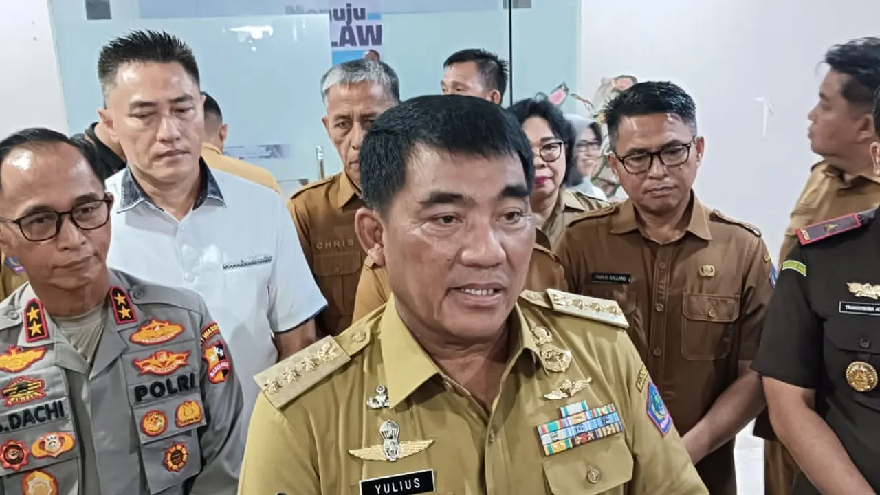 Gubernur Sulut Yulius Selvanus SE saat diwawancarai sejumlah wartawan di Kantor Gubernur Sulut pada, Senin (26/5/2025).