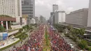 Foto udara suporter Persija Jakarta, The Jakmania, tumpah ruah saat konvoi merayakan gelar Piala Liga 1 musim 2018 di Bundaran HI, Jakarta, Sabtu (15/12). Persija berhasil juara Liga 1 usai mengalahkan Mitra Kukar. (Bola.com/Muhammad Husni)