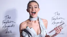 Supermodel Gigi Hadid bereaksi sambil memegang trofi penghargaan International Model of the Year dalam acara Fashion Awards di London, Senin (5/12). Gigi berhasil mengalahkan adiknya sendiri, Bella hadid dan sahabatnya Kendal Jenner. (REUTERS/Neil Hall)