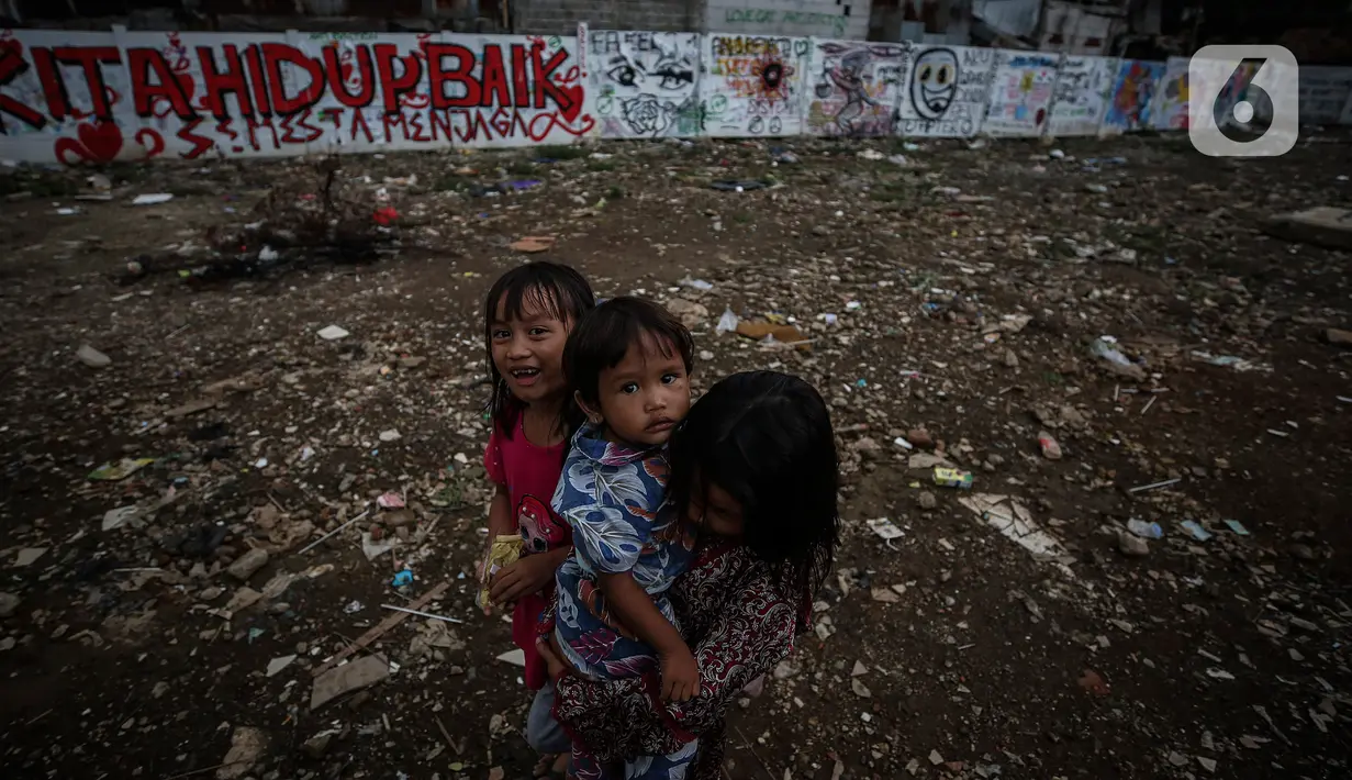Anak-anak bermain di antara reruntuhan rumah di kawasan permukiman Jalan Pancoran Buntu II, Pancoran, Jakarta, Selasa (30/3/2021). Anak-anak yang tidak tahu permasalahan atas sengketa tanah menjadi korban dan terpaksa bermain di sisa reruntuhan tempat tinggal mereka. (Liputan6.com/Johan Tallo)