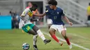 Pemain Prancis U-17 dan Senegal U-17 saling menciptakan peluang. (AP Photo/Dita Alangkara)