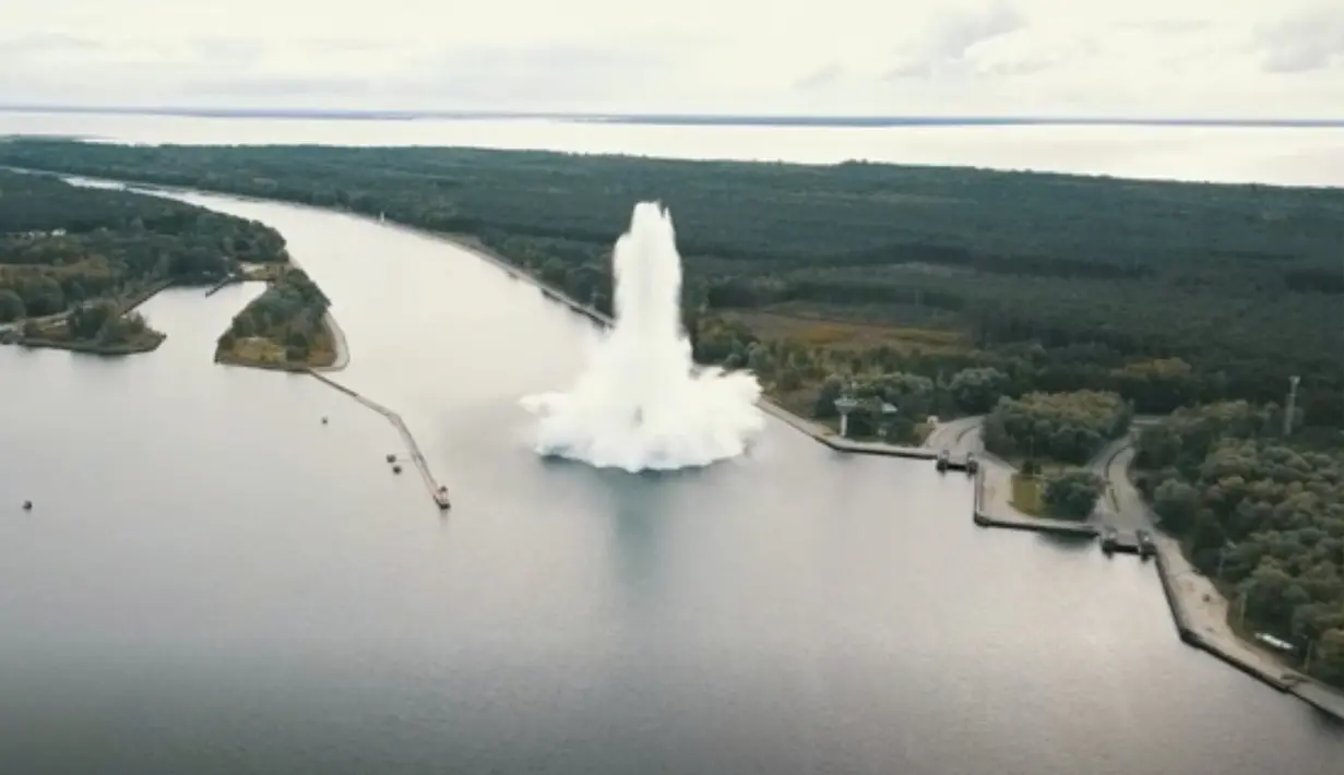 Bom Tallboy, bom terbesar Perang Dunia II, meledak di bawah air di Swinoujscie, Polandia (13/10/2020). Bom milik Inggris itu diduga digunakan Royal Air Force untuk menyerang kapal perang Nazi pada 1945, namun gagal meledak. (Poznan Technical University via AP)