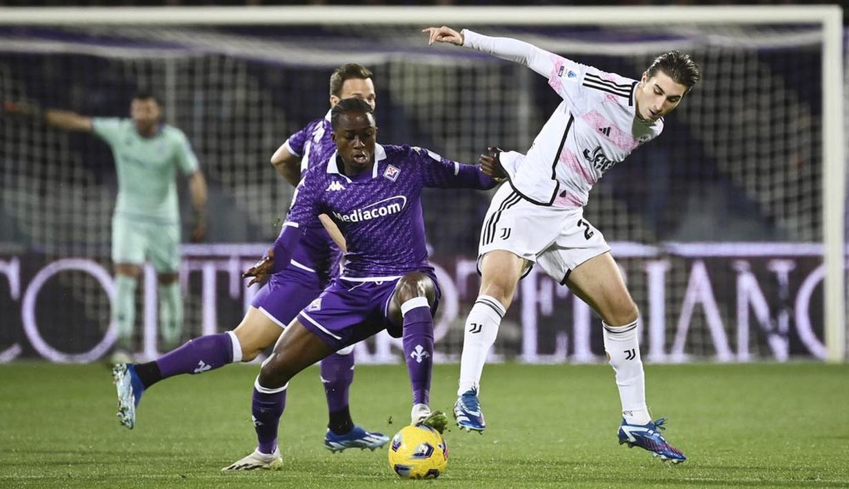 Pemain Juventus, Fabio Miretti, berebut bola dengan pemain Fiorentina, Christian Kouamé, pada laga Liga Italia di Stadion Artemio Franchi, Senin (06/11/2023). (LaPresse via AP/Massimo Paolone)