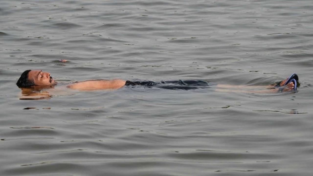 Akibat gelombang panas, banyak warga Pakistan "tidur" di sungai