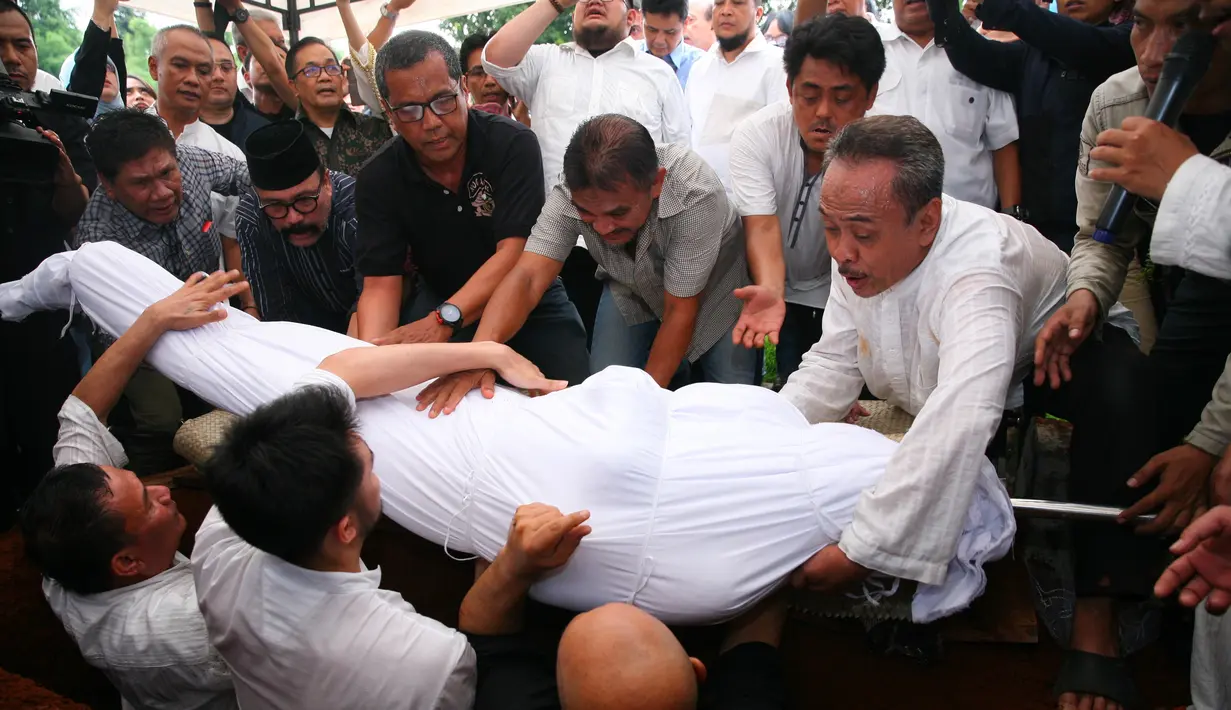 Setelah disemayamkan di ruumah duka Kawasan Kemang, Jakarta Selatan dan di sholatkan, almarhum langsung di bawa ke TPU untuk di makamkan. Tiba sekitar pukul 16.30 WIB. (Nurwahyunan/Bintang.com)