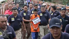 Polda Metro Jaya melakukan rekonstruksi kasus pembunuhan bocah 12 tahun, Adinda Anggia Putri dengan tersangka pembunuhan Anwar di Rusun Benhil, Jakarta, Minggu (29/11/2015). Rekonstruksi dilakukan sebanyak 36 reka adegan. (Liputan6.com/Angga Yuniar) 
