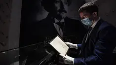 Salah satu naskah persiapan teori relativitas umum Albert Einstein ditampilkan saat presentasi sehari sebelum dilelang di Rumah Lelang Christie, Paris, Prancis, 22 November 2021. Naskah langka ini diperkirakan dibanderol dengan harga 2,3-3,4 juta Euro (Rp 37 miliar-Rp 55 miliar). (Alain JOCARD/AFP)