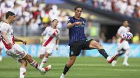 Pemain Inter Milan Francesco Pio Esposito mencoba menghalangi tendangan pemain River Plate, Lucas Martinez Quarta dalam laga Grup E Piala Dunia Antarklub di Seattle,&nbsp;Kamis (26/6/2025). (AP Photo/Ryan Sun)&nbsp;&nbsp;&nbsp;&nbsp;
