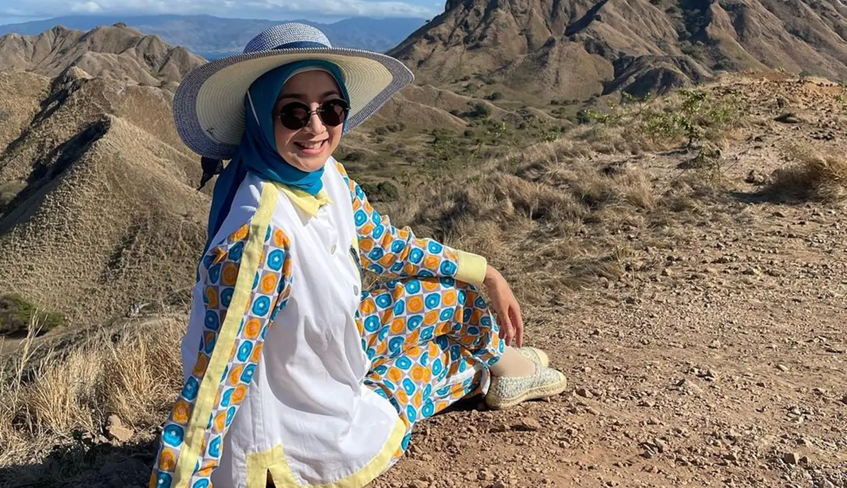 Selanjutnya, Desy juga berburu pemandangan indah di Pulau Padar. Ia mencari spot foto indah untuk mengabadikan momennya di sana. Wanita kelahiran 12 Desember 1973 ini mengungkapkan jika jalur tracking yang ia gunakan untuk naik cukup melelahkan. Namun, semua terbayar dengan keindahan alamnya yang memesona. (Liputan6.com/IG/@desyratnasariterdepan)