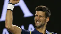 Unggulan pertama asal Serbia Novak Djokovic akan menghadapi Roger Federer di semifinal Australia Open 2016 usai mengalahkan petenis Jepang, Kei Nishikori, Selasa (26/1/2016). (Liputan6.com/REUTERS/Issei Kato)